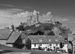 Corfe in black and white Wallpaper