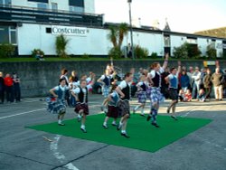 Dancers performing with the Junior Pipe Band Wallpaper