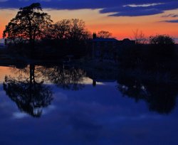Sunset over the canal at Devizes Wallpaper