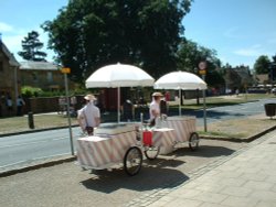 Summer day at Broadway Wallpaper