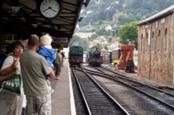 Waiting for the train. Wallpaper