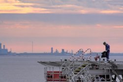 River Humber - man at work Wallpaper