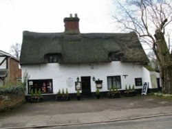 Thatched cottage in Brundall Wallpaper