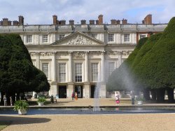 Hampton Court Palace and fountain Wallpaper