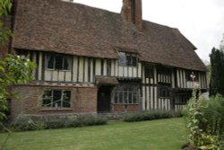 Cottage in village Wallpaper