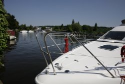 On the Thames Wallpaper