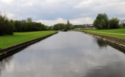Canal and tow-path Wallpaper
