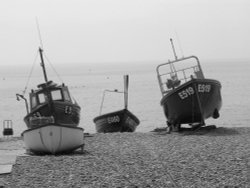 Boats on shingle Wallpaper