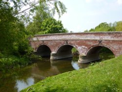 The one lane bridge over the River Yare at Bawburgh Wallpaper