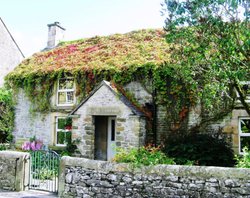 Pretty cottage in the Peak District Wallpaper