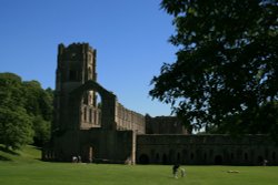 Fountains Abbey, North Yorkshire Wallpaper