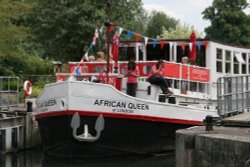 The 'African Queen' Cruise Boat negotiates  Mapledurham Lock Wallpaper
