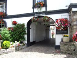 The Bear, Crickhowell Wallpaper