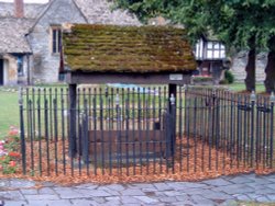 Evesham village stocks Wallpaper