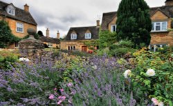 Broadway Cottage 2 Wallpaper