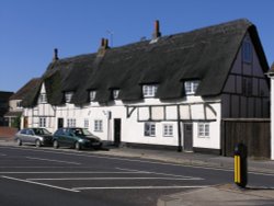 Thatched cottages beside the A4 in Thatcham Wallpaper
