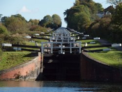 Caen Hill Locks on the Kennet and Avon canal at Devizes Wallpaper