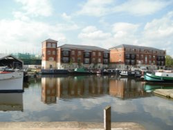 Worcester, the canal, May 2010 Wallpaper