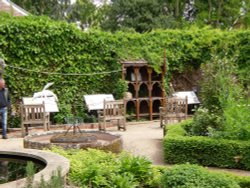 Garden in the Bewdley Museum Wallpaper
