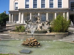 Fountain and Architecture Wallpaper