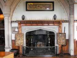 Wouldn't mind hanging my stocking on this mantle.... :-) Wallpaper