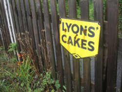 Lyon's Cakes Advert Wallpaper