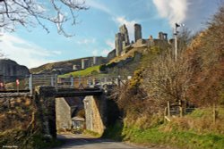 Corfe Castle over the tracks Wallpaper