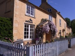 Pretty garden Wallpaper