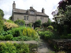 A pretty cottage in Austwick in Ribblesdale Wallpaper