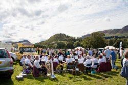 Entertaining the crowd Wallpaper