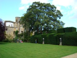 The Mulberry Garden and medieval Banqueting Hall ruins Wallpaper