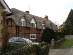 Thatched cottage in Wolf's Lane Wallpaper