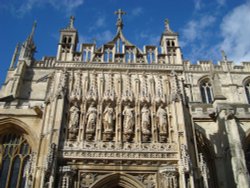 Statues on Gloucester Cathedral Wallpaper