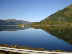 Crystal clear waters of Loch Duich Wallpaper