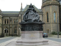 Queen Victoria Statue Wallpaper