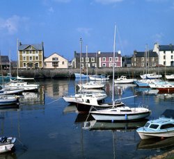 Aberaeron harbour, full tide Wallpaper