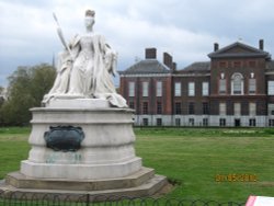 Queen Victoria Statue, Kensington Palace Wallpaper