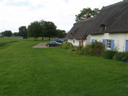 Cottages overlooking the Green Wallpaper