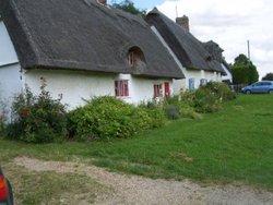 Cottages overlooking the Green Wallpaper