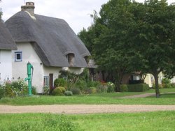 Cottages overlooking the Green Wallpaper