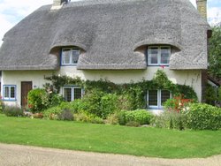 Front view of cottage Wallpaper