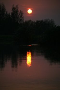 Setting sun over The River Thames, Oxfordshire