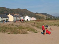 The beach at The Green, Llansteffan Wallpaper
