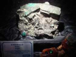 Treasures of the Earth, emerald Wallpaper
