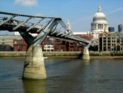 Exterior of Saint Pauls Cathedral Wallpaper