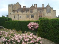 Hever Castle from the Tudor Garden Wallpaper