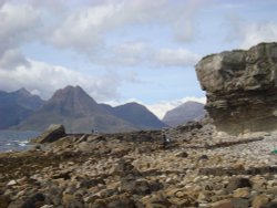 Looking from the shoreline at Elgol Wallpaper