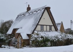 Winter cottage Wallpaper