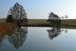 Fawsley lake reflections Wallpaper