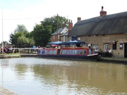 Grand Union Canal at Stoke Bruerne Wallpaper